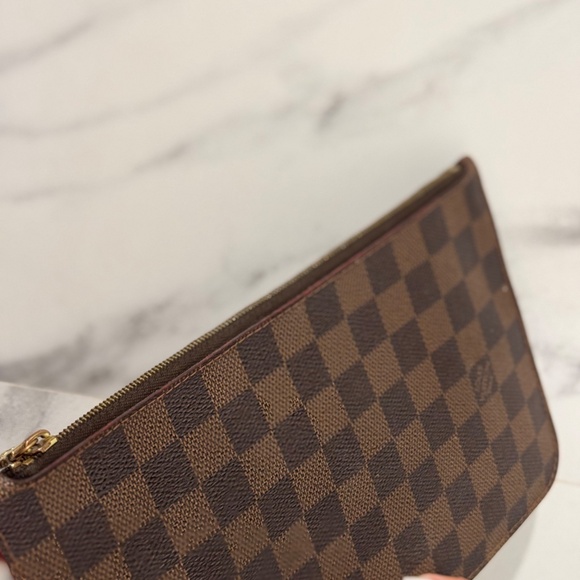 Louis Vuitton Neverfull MM Pochette in Damier Ebene in Excellent Condition - Picture 4 of 9